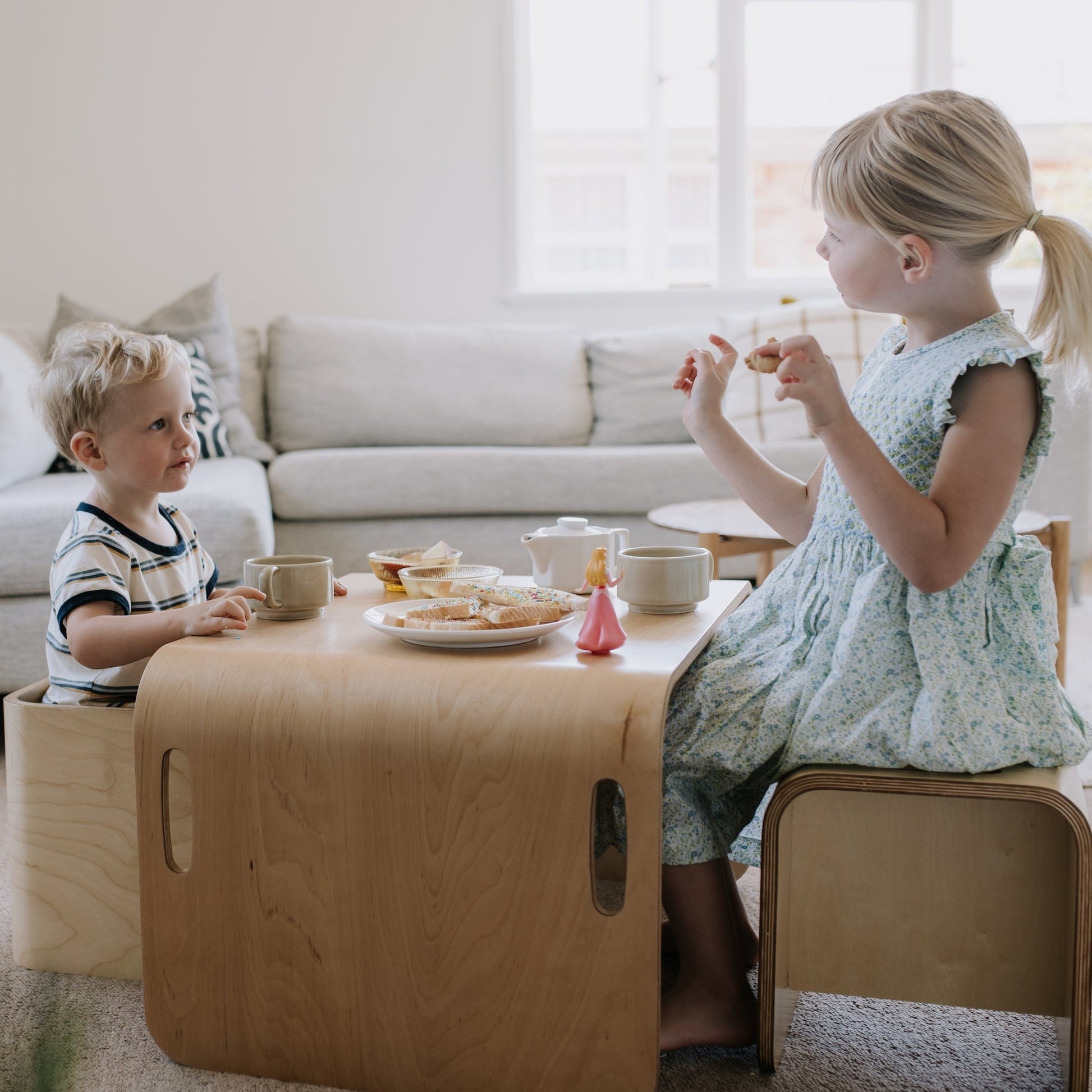 Ohbubs Kids Table and Chairs